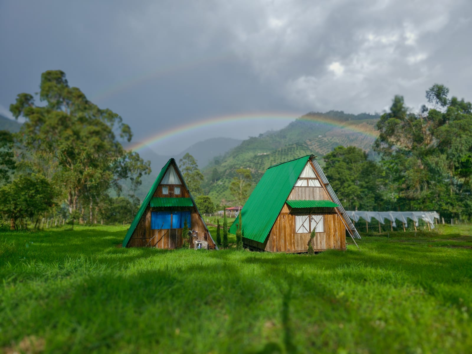 Arcoíris sobre dos cabañas