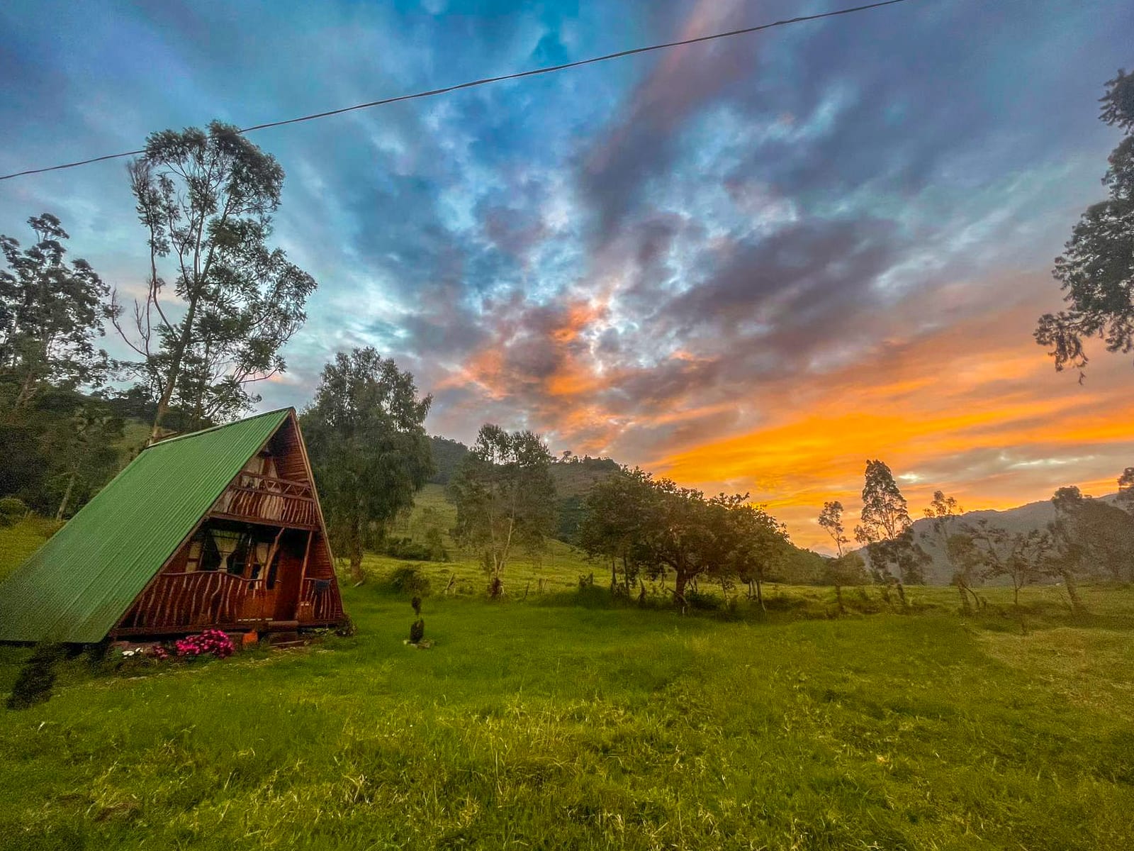 Cabaña A-frame al atardecer dorado