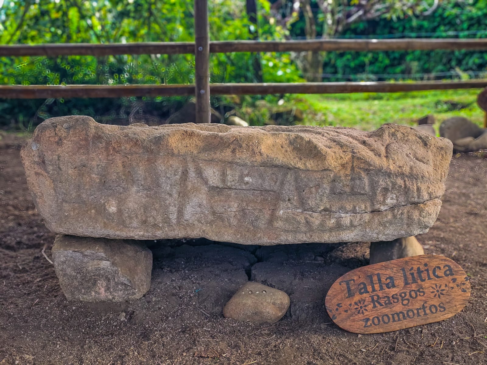 Acumulación de lajas y tumba original